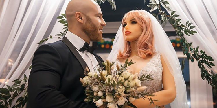 زفاف يوري تولوشكو و الدمية