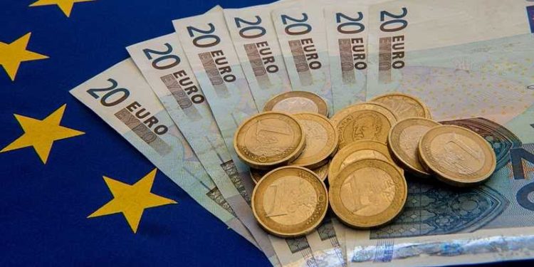 اليورو يتراجع دون 1.06 للمرة الأولى في خمس سنوات