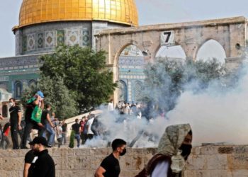 اشتباكات بين الشرطة الإسرائيلية ومتظاهرين فلسطينيين في باحة المسجد الأقصى هذا الصباح