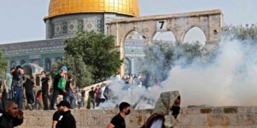 اشتباكات بين الشرطة الإسرائيلية ومتظاهرين فلسطينيين في باحة المسجد الأقصى هذا الصباح