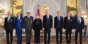 رئيس الدولة يمنح وسام الجمهورية لقيادات أمنية عليا