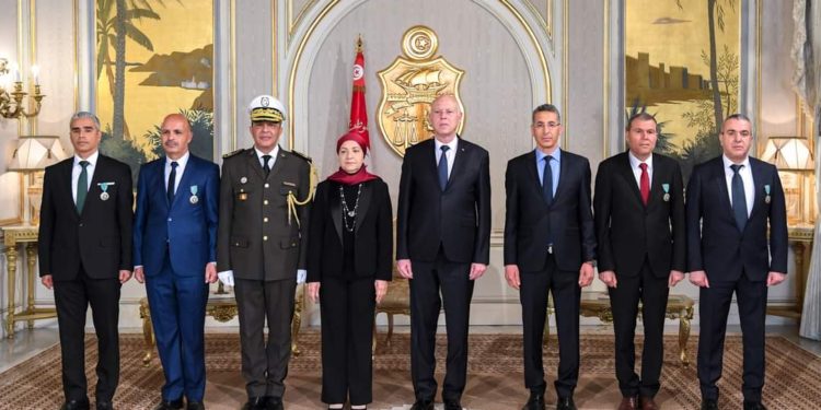 رئيس الدولة يمنح وسام الجمهورية لقيادات أمنية عليا