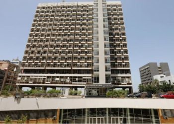 وزير الطاقة اللبناني يتعرض للضرب