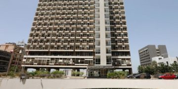 وزير الطاقة اللبناني يتعرض للضرب