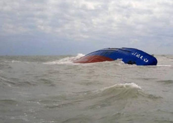 غرق سفينة الوقود: قدوم بارجة إيطالية للمساعدة في عملية شفط المحروقات