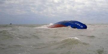 غرق سفينة الوقود: قدوم بارجة إيطالية للمساعدة في عملية شفط المحروقات