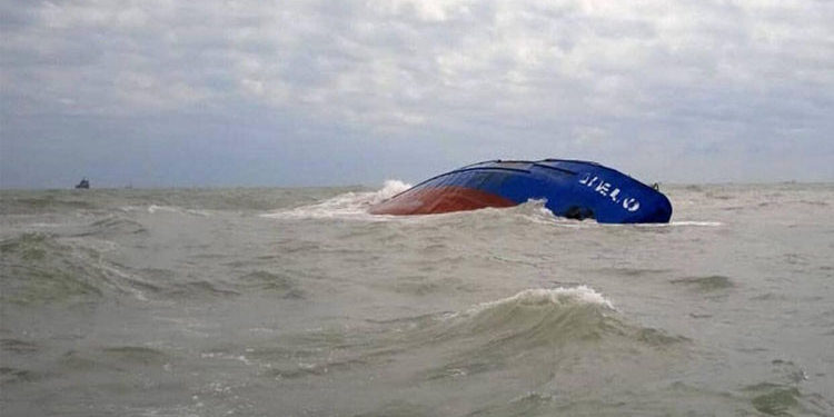 غرق سفينة الوقود: قدوم بارجة إيطالية للمساعدة في عملية شفط المحروقات