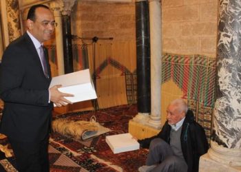 تونس: وزير الشؤون الدينية يوزع وجبات السحور على المتهجدين