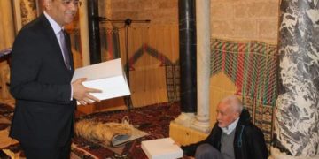 تونس: وزير الشؤون الدينية يوزع وجبات السحور على المتهجدين