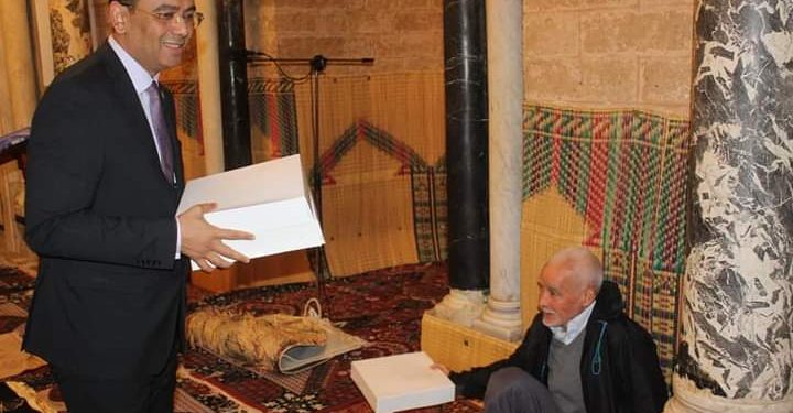 تونس: وزير الشؤون الدينية يوزع وجبات السحور على المتهجدين