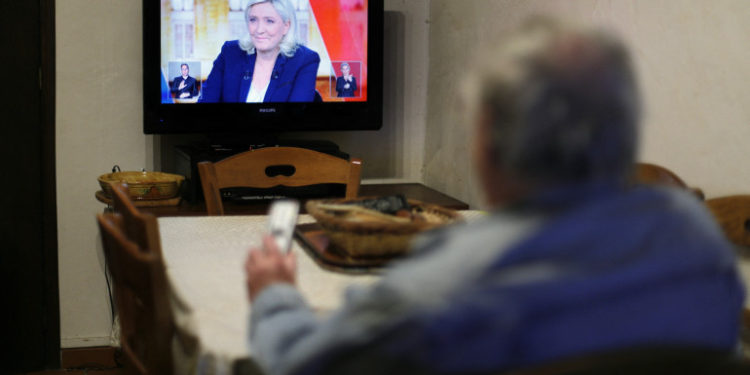 لوبان في مناظرة البارحة: سأمنع الحجاب في الأماكن العامة! وإعفاء من يقل سنهم عن 30 عاماً من الضرائب!