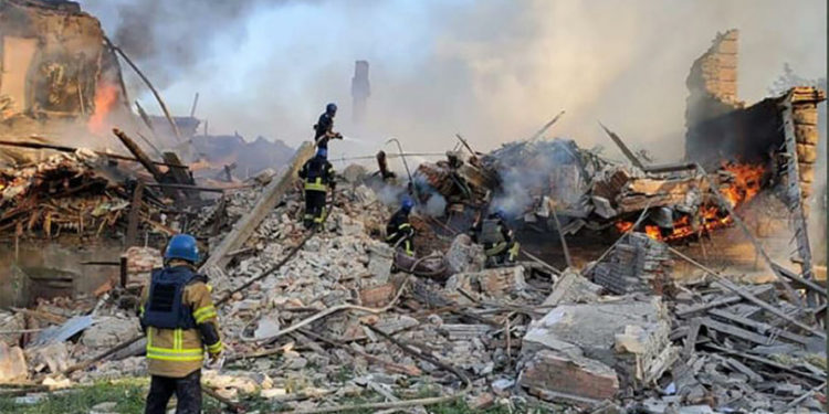 أكثر من ألف جندي أوكراني و100 مدني على الأقل ما زالوا محاصرين في مصنع آزوفستال بماريوبول