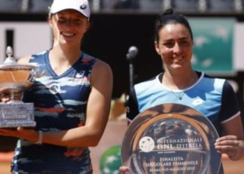 البولندية شفيونتيك تحرز بطولة روما للتنس بعد تغلبها على التونسية أنس جابر