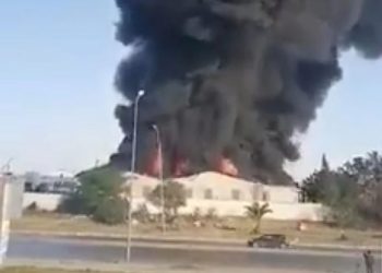 اندلاع حريق هائل بمصنع ”الفريب” في بن عروس