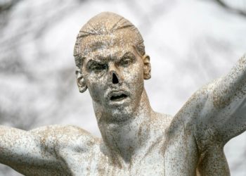 جماهير مالمو الغاضبة تعرض “أنف” إبراهيموفيتش في المزاد