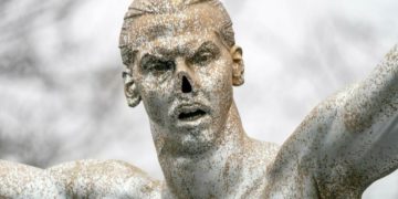 جماهير مالمو الغاضبة تعرض “أنف” إبراهيموفيتش في المزاد