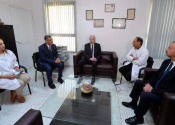قيس سعيد يزور زوجة وزير الداخلية بالمستشفى للاطمئنان على صحتها