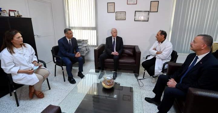 قيس سعيد يزور زوجة وزير الداخلية بالمستشفى للاطمئنان على صحتها