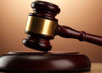 موقوف في قضايا إرهابية يعتدي على قاض بقارورة ماء خلال جلسة المحاكمة