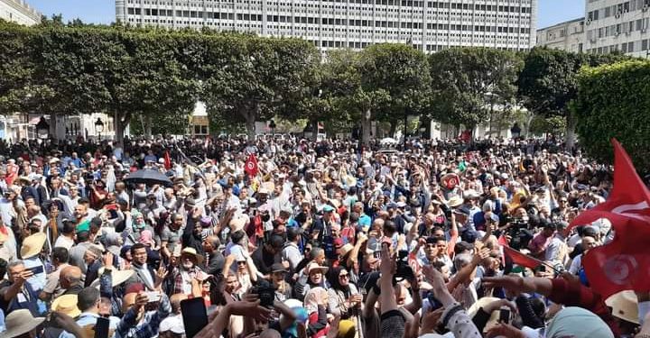 معارضُو قيس سعيّد يتظاهرون في شارع الحبيب بورقيبة