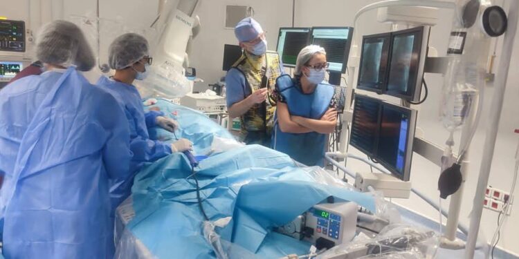 لأول مرة في العالم: طاقم طبي بمستشفى الرابطة ينجح في استئصال الإرتجاف الأذيني لمريض بقلب اصطناعي