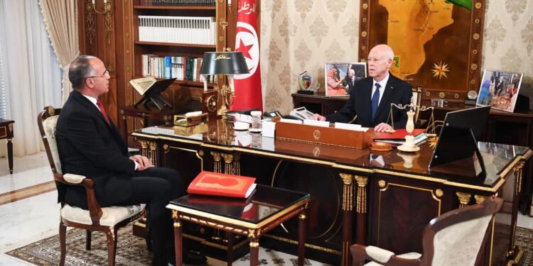 قيس سعيد يطالب بإعادة فتح باب الانتدابات في المرافق العمومية