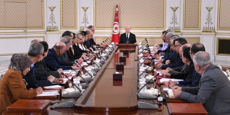 قيس سعيد الى مسؤولي الدولة: “يجب أن تكونوا مثالا في التعفّف والزُهد وفي البذل والعطاء”