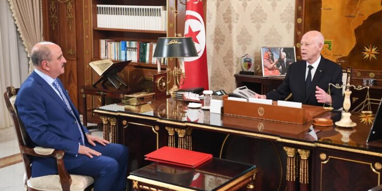 قيس سعيد يدعو إلى تذليل الصعوبات أمام التونسيين بالخارج