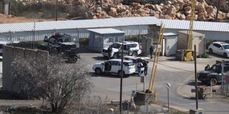 الكشف عن أسباب وقف إطلاق سراح الأسرى الفلسطنيين