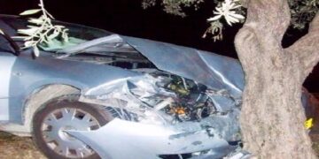الصمعة_ نابل: وفاة شاب وإصابة صديقه إثر إنزلاق سيارته واصطدامها بشجرة