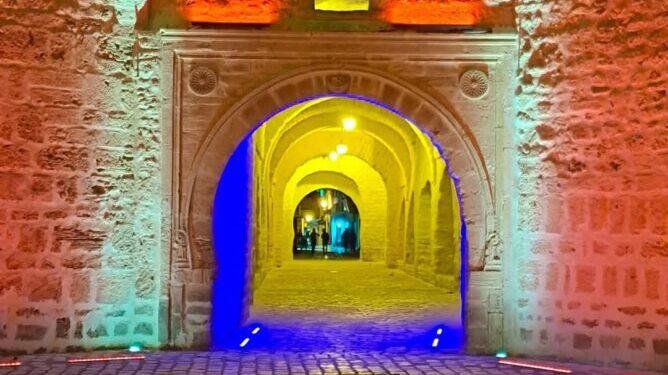 الأضواء الفنية تزيّن “البرج” و”السقيفة الكحلة” بالمهدية