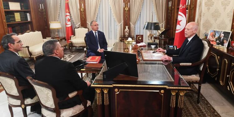 قيس سعيد يدعو الى تشغيل حاملي شهادة الدكتوراه في المؤسسات التي تشكو نقصا