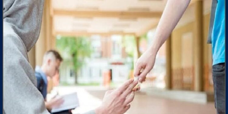 المرسى: تلميذ يسرق المخدرات من والده المروج ويبيعها لزملائه في  مدرسة إعدادية