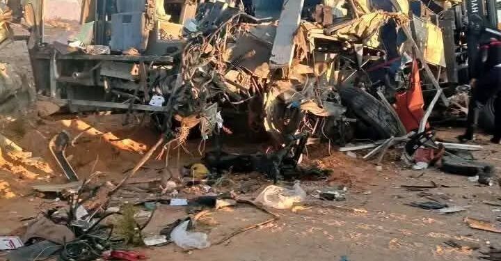 وفاة 6 أشخاص في اصطدام شاحنة وحافلة بقفصة