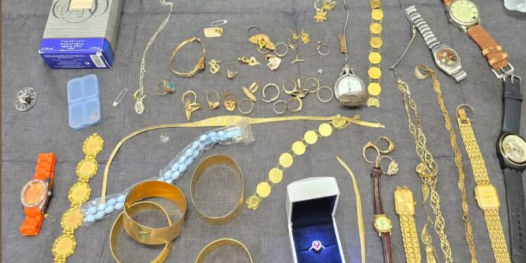 من بينهم فتاة: القبض على سارقي كمية من المصوغ من داخل منزل في المنزه