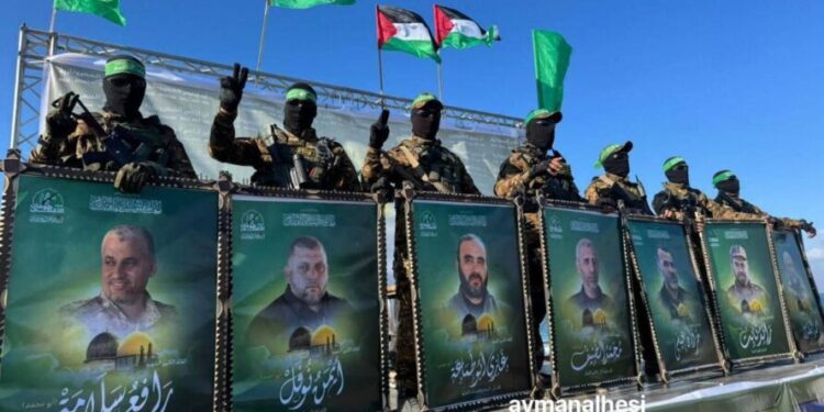 تسليم 3 رهائن إلى الصليب الأحمر