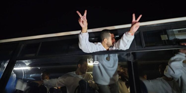 الإفراج عن 596 أسير فلسطيني وتعليق الإفراج عن 46 من الأسرى الأطفال والنساء