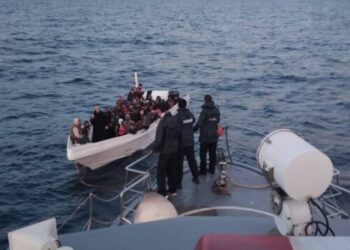 أبحروا من سواحل دولة مجاورة: إنقاذ 64 مهاجرا غير نظاميا نفذ الوقود من مركبهم