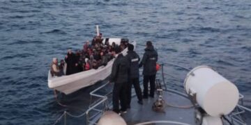 أبحروا من سواحل دولة مجاورة: إنقاذ 64 مهاجرا غير نظاميا نفذ الوقود من مركبهم