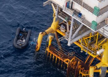 دعوات لإنقاذ 32 شخصا عالقين بمنصة الغاز “ميسكار”