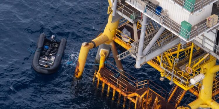 دعوات لإنقاذ 32 شخصا عالقين بمنصة الغاز “ميسكار”