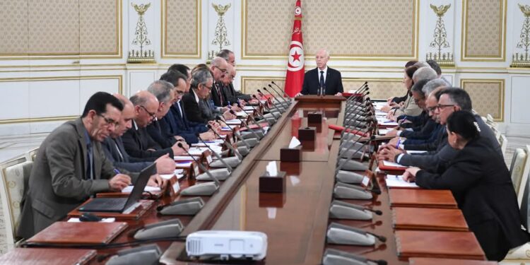 قيس سعيد يمنع المناولة ويجرّمها بداية من 6 مارس