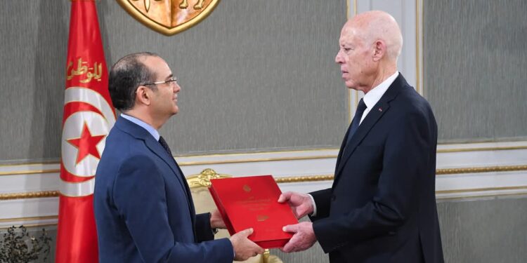 قيس سعيد: الناخبون بإمكانهم إذا توفّرت الشروط القانونية سحب الثقة من الذي تمّ انتخابه