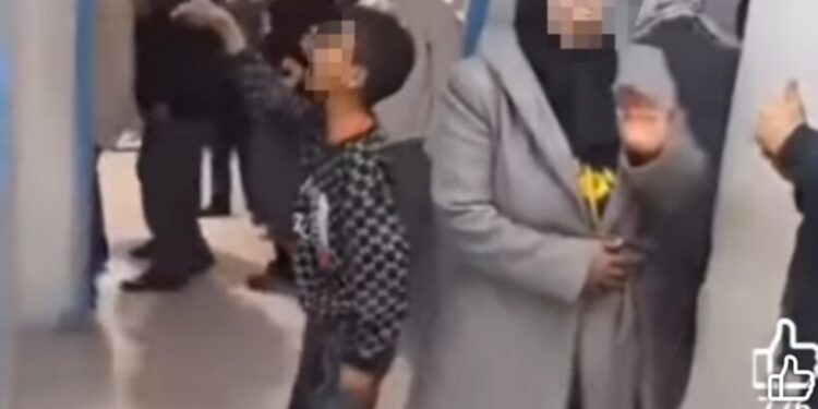 على خلفية فيديو الطفل: وزارة الصحة تتهم والدته بتشويه القطاع الصحي وتهدد بالتوجه إلى القضاء