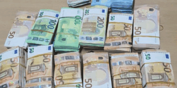 إحباط محاولة تهريب عملة أجنبية وإيقاف إمرأة