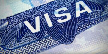 السفارة الأمريكية تدعو إلى تجنّب التعامل مع الوسطاء ودفع رسوم إضافية