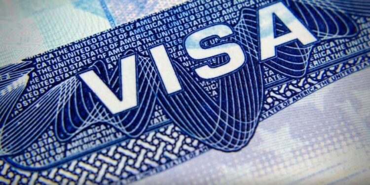 السفارة الأمريكية تدعو إلى تجنّب التعامل مع الوسطاء ودفع رسوم إضافية