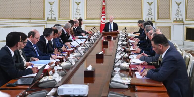 قيس سعيد يدعو إلى سدّ المنافذ أمام كلّ من يسعون إلى “افتعال الأزمات”